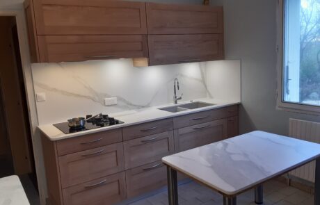 Cuisine chêne avec plan de travail céramique Laminam et plaque gaz