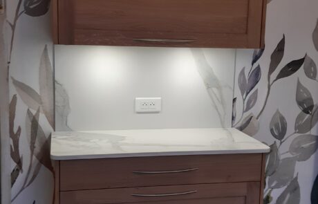 Meuble de cuisine en chêne avec plan céramique blanc