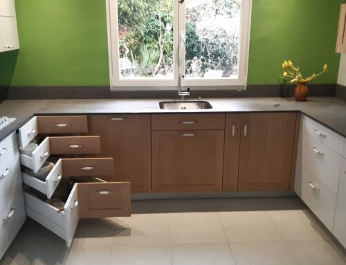 Cuisine façade chêne et façade laquée blanc, plan céramique