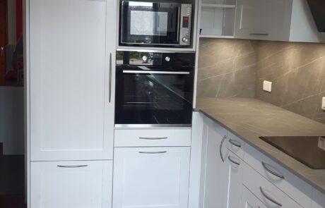 Cuisine sur mesure blanche avec colonne four et micro-ondes