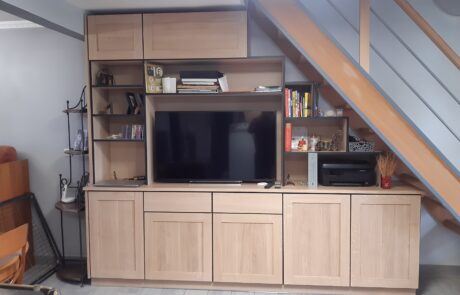 Aménagement sous escalier sur mesure en chêne avec meuble TV