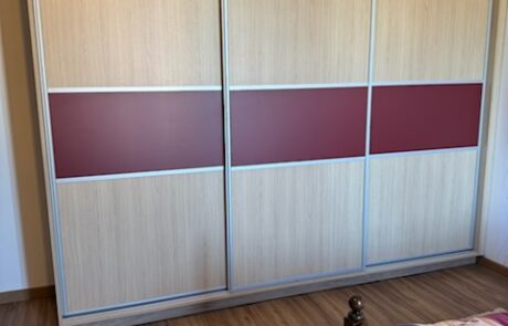 Placard sur mesure portes coulissantes stratifié bois et bordeaux