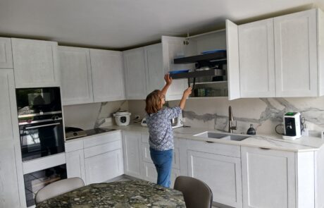 Pose d'une cuisine blanche sur mesure par l'ébéniste