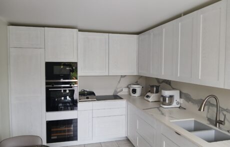 Cuisine sur mesure laquée blanc avec colonnes de fours